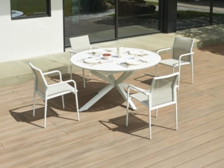 Vente-unique - Garten-Essgruppe: Tisch ausziehbar 150/200 cm + 4 stapelbare Sessel - Aluminium - Hellgrau & Weiß - YOHA von MYLIA
