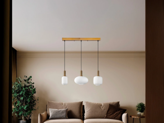 Vente-unique - Pendelleuchte aus Metall - Goldfarben und Weiß - 3 Lampenschirme - B. 87 x H. 130 cm - OSKA