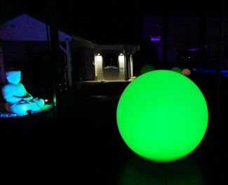 TRANGO LED Kugelleuchte, Farbwechsel, 1er Set SO-003 IP44 LED-Solarleuchte in 30cm Durchmesser Weiß matt mit 3000K warmweiß LED & RGB Farbwechsel LED *SNOWY* Solarkugel Leuchte Leuchtkugel, Außenleuchte, Kugellampe, Gartenleuchte