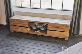 KAWOLA Lowboard YOSHA 2 Türen mit LED Eiche 52 x 45 x 200 cm