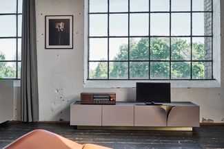 KAWOLA Lowboard EMMA TV-Board Kunstleder grau Fuß Edelstahl messingfarben 42 x 42 x 200 cm