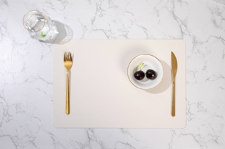 4-teiliges, waschbares Platzset aus PU-Leder, 43 x 30 cm, hitzebeständig und rutschfest, geeignet für Küchen- und Esstische, beige.