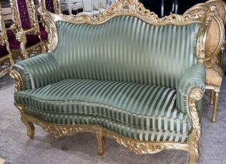 Casa Padrino Barock 2er Sofa mit Streifen Grün / Gold - Gestreiftes Wohnzimmer Sofa im Barockstil - Barock Wohnzimmer Möbel - Edel & Prunkvoll