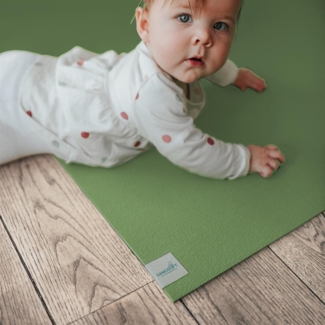 Krabbelmatte Sanosoft 60x100cm Olivgrün | Öko-Tex und in Deutschland produziert - beidseitig rutschfeste Krabbelunterlage