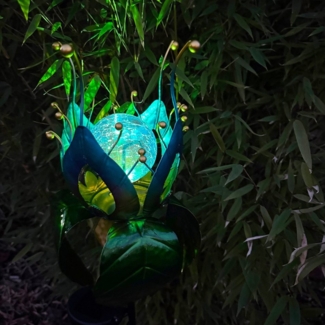 Online-Fuchs Gartenstecker - Beetstecker aus Metall mit Glaskugel & LED-Solarbeleuchtung (fantasievolle Blumenblüte, 100 cm groß) Dekoration für Garten, Balkon oder Terrasse