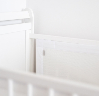 Loolay Bettnestchen WEIß Atmungsaktiv Netzstoff BETTUMRANDUNG für 140 x 70 o 120 x 60 cm, (Klettverschluss, atmungsaktives Netz, 2 TLG. Neugeborene Baby Sprossen Bett Schutz), PREMIUM Geschenk für Eltern eines Neugeborenen!