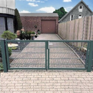 Elektrisches Einfahrtstor Basic (2-flügelig) symmetrisch Moosgrün RAL 6005 Breite 300cm x Höhe 100cm 6 / 5 / 6 mm