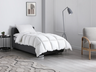 Vente-unique - Kinder Anti-Milben-Bettdecke - 140 x 200 cm - Satinbezug 120 Fäden/cm² - Füllung 300 g/m² - Weiß mit blauer Ziernaht - PRESTIGIA von Palacio