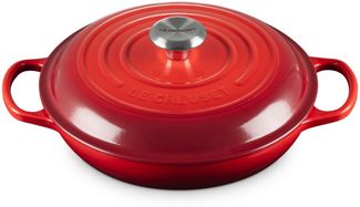 Le Creuset Signature Gusseisen Gourmet-Profitopf, Rund, Ø 26 cm, 2,2 l, Für alle Herdarten inkl. Induktion geeignet, 4,205 kg, Kirschrot, 21180260602430