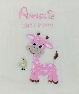 KIDDI-MEDIA Babydecke mit Name und Geburtsdatum Bestickt/kuschelig weich / 1A Qualität (Beige - Giraffe Rosa)