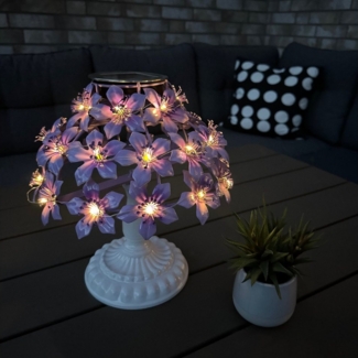 Online-Fuchs LED Außen-Tischleuchte - Solar Tischlampe kabellos mit 31 Hibiskusblüten - Outdoor, LED-Lichterkette integriert, warmweiß, Gartendeko für Terrasse oder Balkon