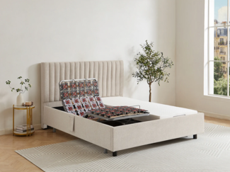 Vente-unique - Dekoratives Bett mit elektrischer Relaxfunktion mit Tellern + Memory-Schaum-Matratze - 2 x 70 x 190 cm - Stoff - Beige - SASORA von YSMÉE