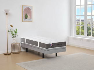 Vente-unique - Dekoratives Bett mit elektrischer Relaxfunktion + 3-Zonen-Matratze aus 100 % Latex - 80 x 200 cm - Stoff - Grau - PANISOLA von YSMÉE