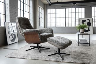 KAWOLA Relaxsessel SILVA Drehsessel Schaffell hellgrau mit Hocker 106 x 86 x 77 cm