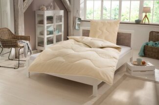 Älgdröm Naturfaserbettdecke + Kopfkissen Bettdecke 135x200 cm, Decke mit natürlichen Materialien, Füllung: Faserbällchen (Kopfkissen), Bezug: 100% Baumwolle, Set mit Kissen 80x80 cm, Winter und Sommer, Made in Germany