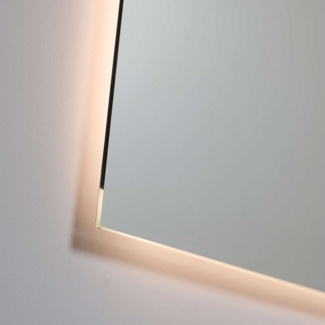 Loevschall LED-Lichtspiegel Nibe, Spiegel mit LED-Hintergrundbeleuchtung, Quadratischer Spiegel, Natürliches warmweißes Licht, Einfache Montage, Dänisches Design