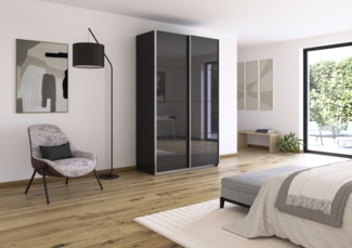 rauch Quadra, Kleiderschrank, Schiebetürenschrank, 2-türig, mit Glasfront, mit 2 Kleiderstangen und 4 Einlegeböden, Farbe Grau metallic/Glas Basalt, BxHxT 136x229x62cm