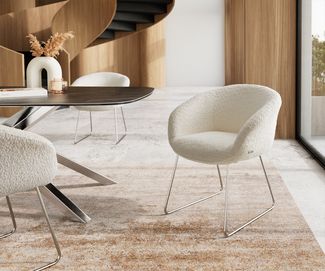 Esszimmerstuhl Vinka-Flex mit Armlehnen Bouclé Weiß Kufengestell Edelstahl Taschenfederkern