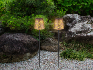 2er Set LED Solar Erdspießleuchten mit Dekorstanzungen in Kupfer-Gold, Höhe 70cm