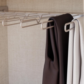 Forte Schach & MATT Hosenhalter-Auszug 80 90, Kleiderschrankzubehör, 9 Bügel, praktisches Add-on, Schlafzimmer, Stauraum, graues Metall, 82 cm breit x 5,2 cm hoch x 50 cm tief