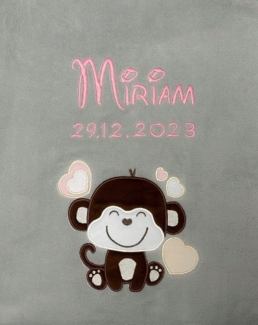 KIDDI-MEDIA Babydecke mit Name und Geburtsdatum Bestickt/kuschelig weich / 1A Qualität (Grau - AFFE Herzen)