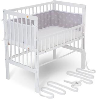 FabiMax Baby Beistellbett für Boxspringbett, TÜV geprüft 2022, inkl. Matratze und Nestchen aus Netzstoff, Buche massiv weiß, Air/weiße Sterne auf grau