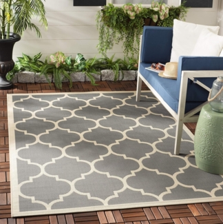 SAFAVIEH Geometrisch Teppich für Innen - & Außenbereich - Courtyard Collection, Kurzer Flor, Anthrazit und Beige, 79 X 152 cm