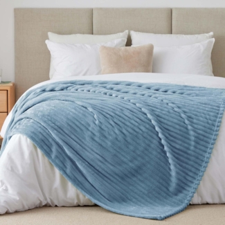 BEDELITE Kuscheldecke Flauschig Decke Extra Groß - weiche Flanell Decken Blau 230x270 für Bett, Deko Streifen Cord Fleecedecke Hellblau als Tagesdecke für Schlafzimmer, King Blanket Wide Use