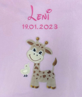 KIDDI-MEDIA Babydecke mit Name und Geburtsdatum Bestickt/kuschelig weich / 1A Qualität (Rosa - Giraffe KM)