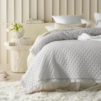 ROOM99 Molly Elegante Tagesdecke in Hellgrau 220x240 cm Vielseitige Wohndecke als Bettüberwurf oder Sofaüberwurf Überwurfdecke für Bett und Sofa Steppdecke Stil Ideal als Bedspread