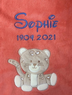 KIDDI-MEDIA Babydecke mit Name und Geburtsdatum Bestickt/kuschelig weich / 1A Qualität (Koralle - Leopard)