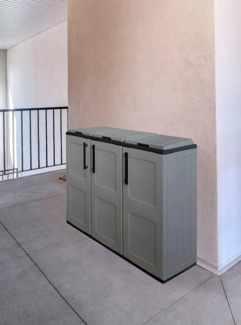 Dmora - Aalst Mülleimer, Abfallbehälter, 3-türiger Abfallbehälter, 100% Made in Italy, quadratische Ausführung, 102 x 37 x 84 cm, Grau und Schwarz