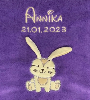KIDDI-MEDIA Babydecke mit Name und Geburtsdatum Bestickt/kuschelig weich / 1A Qualität (Lila - Hase)