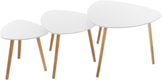 Set aus drei Couchtischen, mit weißen Tischplatten und Holzbeinen, klein und einfach zu transportieren und zu verstauen.