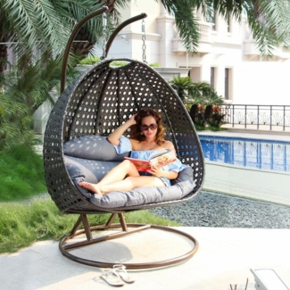 PureHaven Hängesessel für 2 Personen 145 x 120 x 202 cm Rattan-Kunststoffgeflecht mit Kissen wasserfest strapazierfähig gefederte Aufhängung braun/kupfer