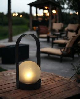Arnusa LED Solarleuchte Solar Laterne aus Metall mit Glaskugel Dekoleuchte, Tageslichtsensor, LED fest integriert, warmweiß, Außenleuchte Tischlampe Outdoor