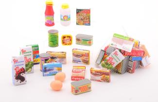 Johntoy 18 teiliges Supermarkt - Zubehör Set für den Kinderkaufladen / Kaufladen / Kaufmannskinderladen z.B. mit Lebensmittelkonserven und Getränkeflaschen usw. (Kaufladenzubehör 18 Teile)