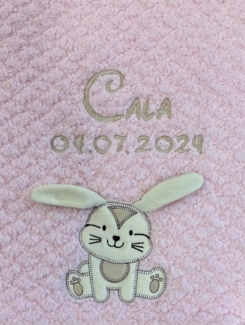 KIDDI-MEDIA Babydecke mit Name und Geburtsdatum Bestickt/kuschelig weich / 1A Qualität (Rosa - Hase (Extra Flausch))
