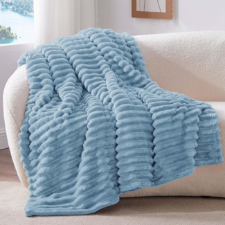 BEDELITE Kuscheldecke Flauschig Decke Klein - weiche Flanell Decken Blau 125x150 für Sofa, Deko Streifen Cord Fleecedecke Hellblau als Sofaüberwurf für Wohnzimmer, Throw Blanket Wide Use