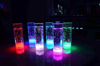 PRECORN LED Blinklicht 1x LED Longdrinkglas Longdrinkgläser beleuchtetes Trinkglas 400 ml