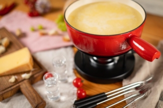 KUHN RIKON Fonduetopf KUHN RIKON Caquelon Fondue Set 8-tlg. Induktion Eisenguss Ø 24 cm rot