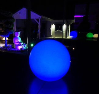TRANGO LED Kugelleuchte, Farbwechsel, 1er Set SO-002 IP44 LED-Solarleuchte in 25cm Durchmesser Weiß matt mit 3000K warmweiß LED & RGB Farbwechsel LED *SNOWY* Solarkugel Leuchte Leuchtkugel, Außenleuchte, Kugellampe, Gartenleuchte