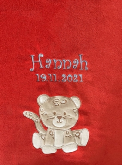 KIDDI-MEDIA Babydecke mit Name und Geburtsdatum Bestickt/kuschelig weich / 1A Qualität (Rot - Leopard)