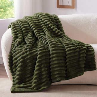 BEDELITE Kuscheldecke Flauschig Decke 150x200 - weiche XL Flanell Decken Olivgrün für Couch, Deko Streifen Cord Fleecedecke als Couch Überwurf für Wohnzimmer, Twin Blanket Wide Use