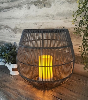 Arnusa LED Solarleuchte Laterne Rattan Solarlampe Gartenlampe mit LED Kerze Solarkerze, Dämmerungssensor, LED fest integriert, warmweiß, für den Innen- und Außenbereich mit Dämmerungssensor