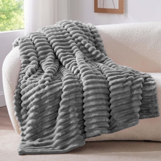 BEDELITE Kuscheldecke Flauschig Decke 150x200 - weiche XL Flanell Decken Grau für Couch, Deko Streifen Cord Fleecedecke als Couch Überwurf für Wohnzimmer, Twin Blanket Wide Use