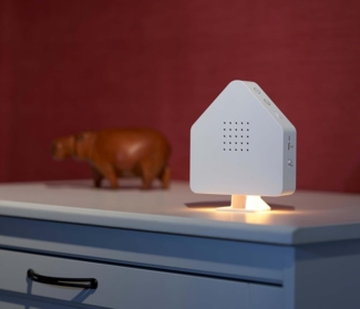 Northpoint Naturgeräuschebox Vogel Gesang Vogelzwitscher Box unsichtbarer HF Bewegungssensor Vogelgeräusche Licht Aufladbar mit Wandhalterung (Weiß, Haus)