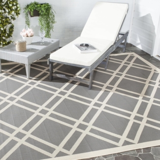 SAFAVIEH Geometrisch Teppich für Innen - & Außenbereich - Wasserdicht - Courtyard Collection, Kurzer Flor, Anthrazit und Beige, 79 X 152 cm