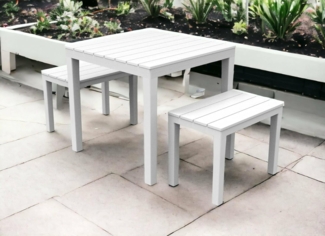 Dmora - Outdoor-Lounge-Set Moncalieri, Gartenkomposition mit 1 quadratischem Tisch und 2 Bänken, Indoor- und Outdoor-Lounge von Pic Nic, 100 % Made in Italy, Weiß
