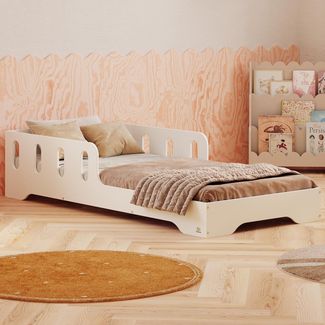 smartwood Kinderbett 90x190 cm in Weiß - Montessori Bodenbett mit Rausfallschutz & Lattenrost - Aus handbemaltem Sperrholz - Sicher für Jungen und Mädchen - Einfache Montage - TILA 6
